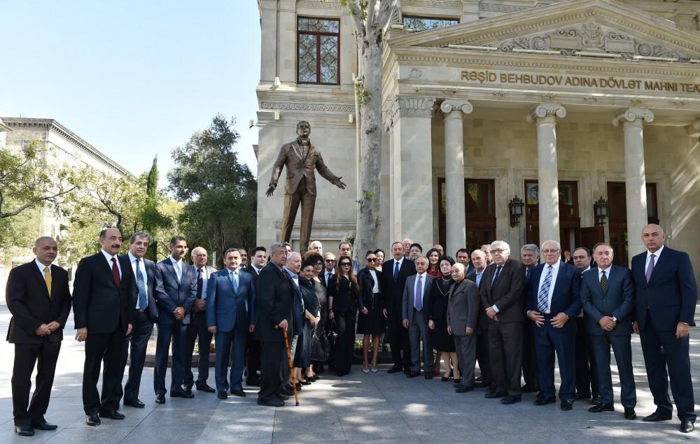 Ilham Aliyev, his wife unveil monument to famous singer (PHOTO)