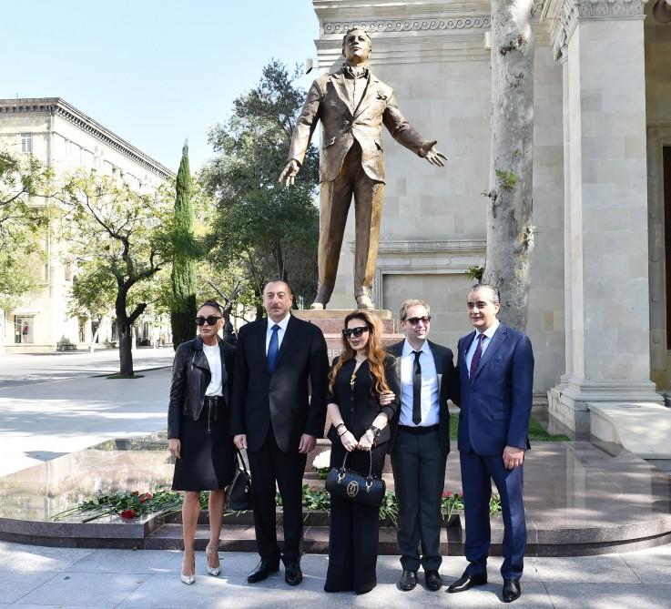 Ilham Aliyev, his wife unveil monument to famous singer (PHOTO)