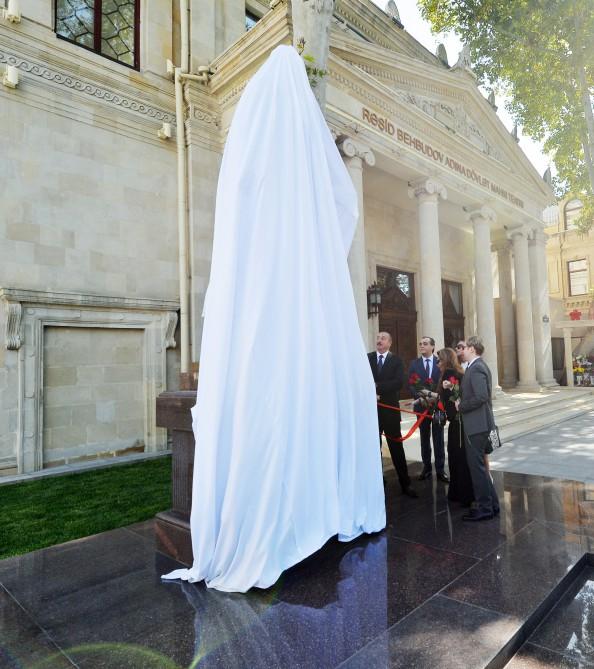 Ilham Aliyev, his wife unveil monument to famous singer (PHOTO)