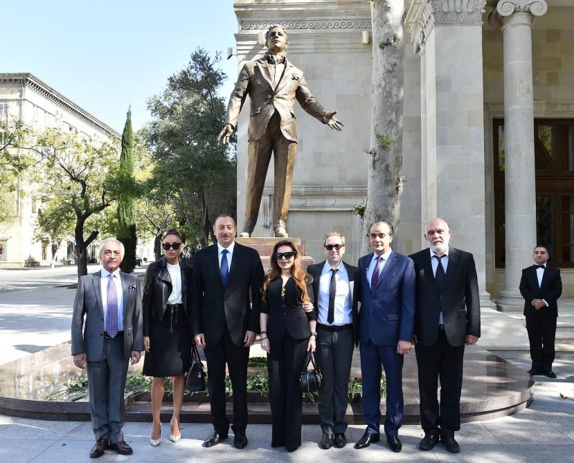 Ilham Aliyev, his wife unveil monument to famous singer (PHOTO)