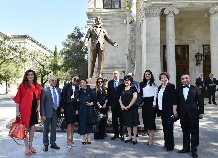 Ilham Aliyev, his wife unveil monument to famous singer (PHOTO)