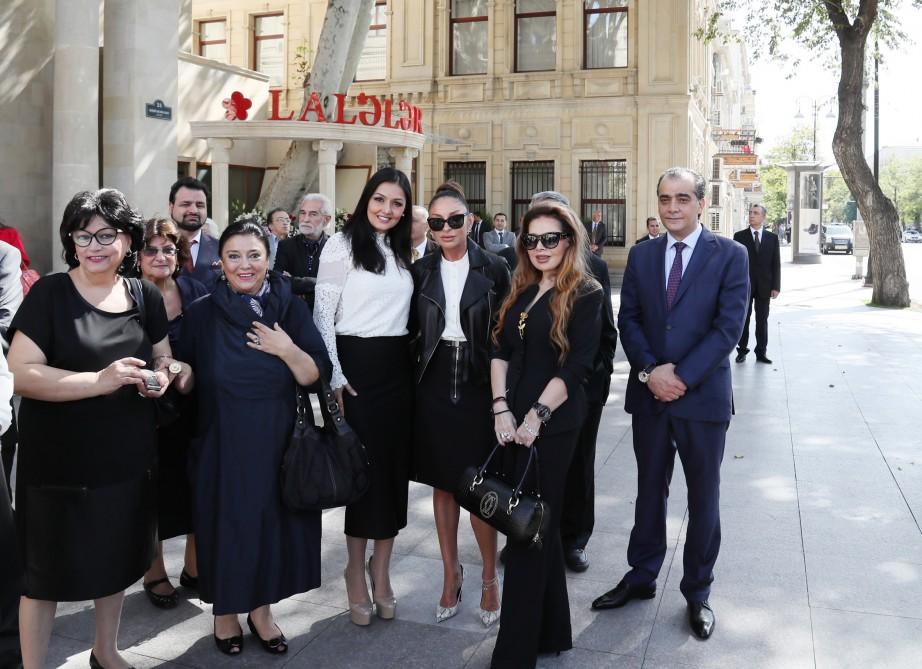 Ilham Aliyev, his wife unveil monument to famous singer (PHOTO)