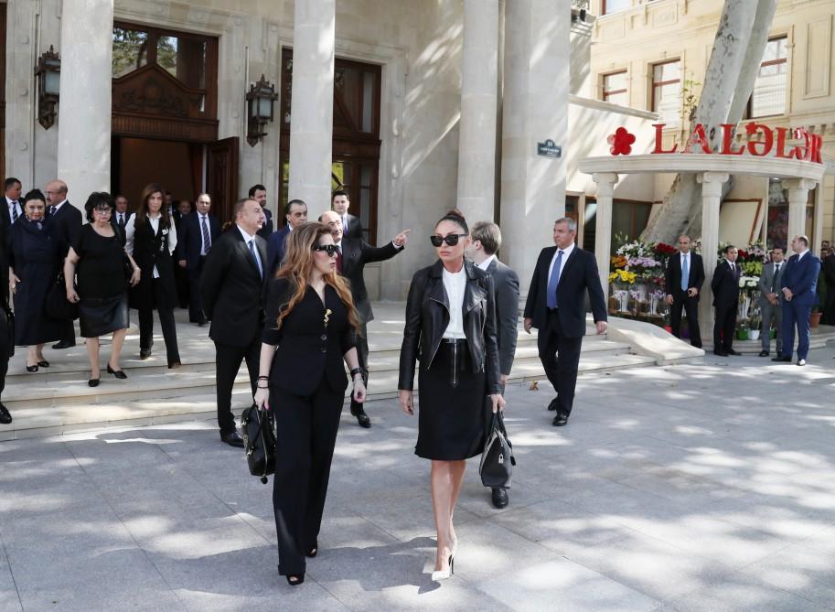 Ilham Aliyev, his wife unveil monument to famous singer (PHOTO)