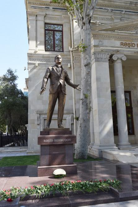 Ilham Aliyev, his wife unveil monument to famous singer (PHOTO)