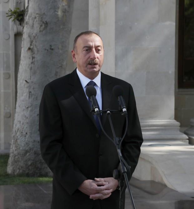 Ilham Aliyev, his wife unveil monument to famous singer (PHOTO)