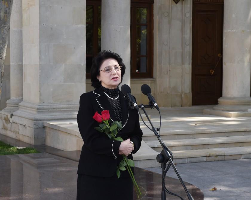 Ilham Aliyev, his wife unveil monument to famous singer (PHOTO)