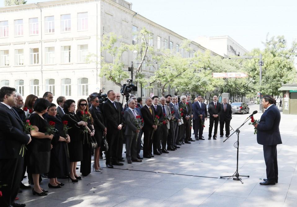 Ilham Aliyev, his wife unveil monument to famous singer (PHOTO)