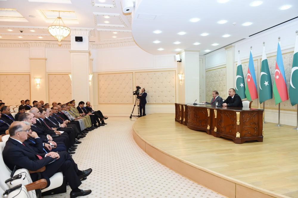 Ilham Aliyev, Pakistani PM make statements for press   (PHOTO)