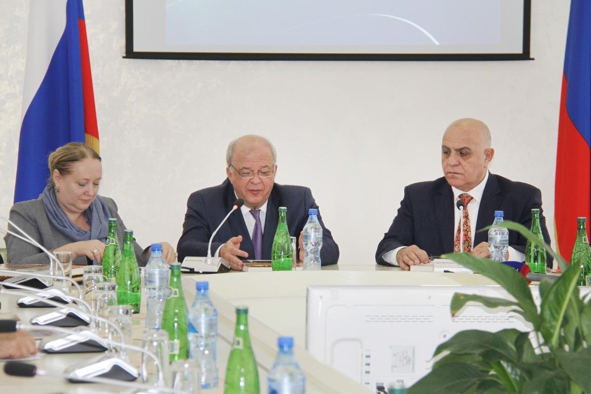 "Дербентское ковроткачество": Презентован проект ученых Азербайджана и России (ФОТО)
