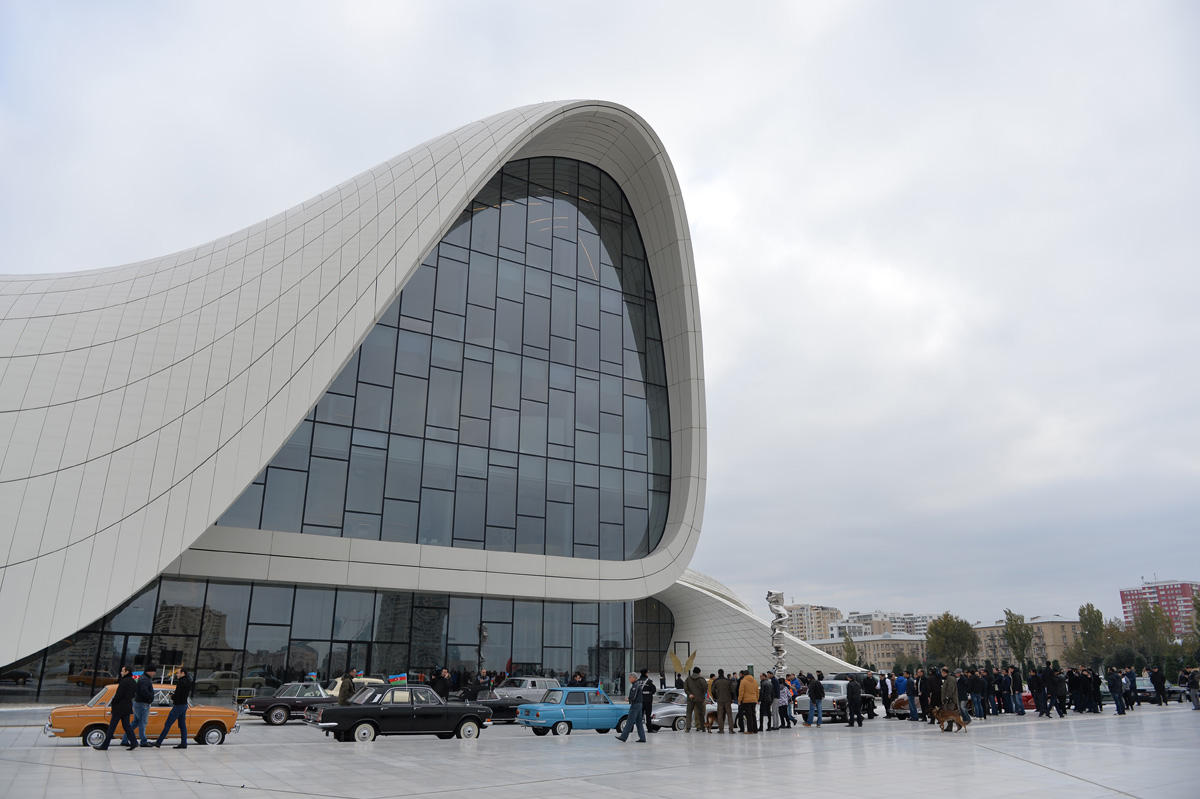 Арзу Алиева приняла участие в параде классических автомобилей, организованном Автомобильной  федерацией Азербайджана  (Фоторепортаж)