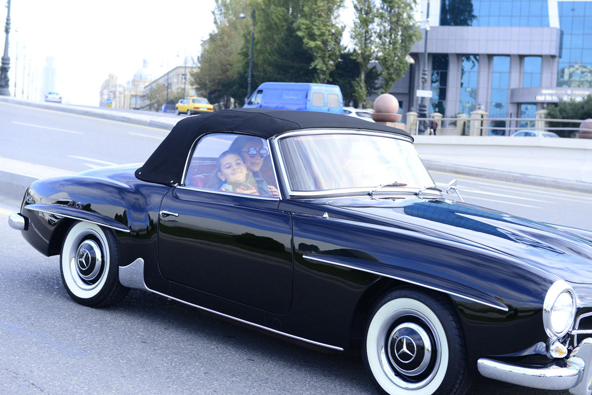 Арзу Алиева приняла участие в параде классических автомобилей, организованном Автомобильной  федерацией Азербайджана  (Фоторепортаж)