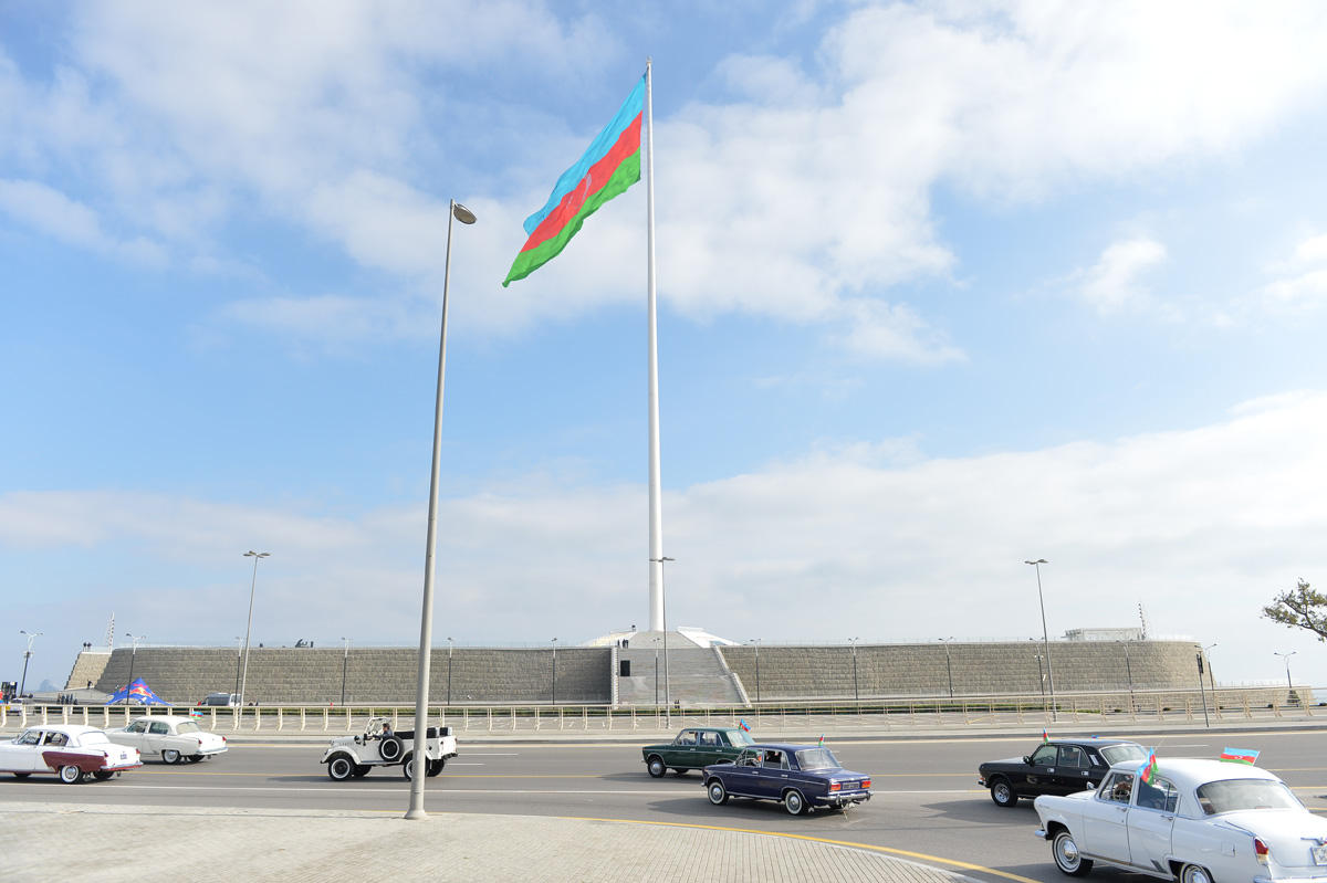 Арзу Алиева приняла участие в параде классических автомобилей, организованном Автомобильной  федерацией Азербайджана  (Фоторепортаж)