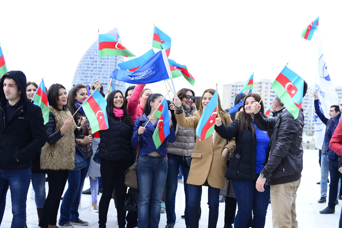 Арзу Алиева приняла участие в параде классических автомобилей, организованном Автомобильной  федерацией Азербайджана  (Фоторепортаж)