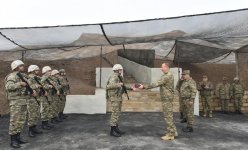 Президент Азербайджана, Верховный главнокомандующий Ильхам Алиев ознакомился с оперативной обстановкой в командном пункте управления на передовой  (ФОТО)