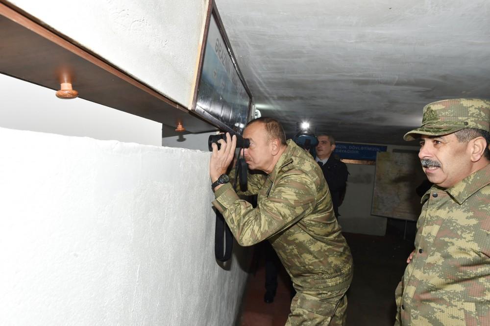 Президент Азербайджана, Верховный главнокомандующий Ильхам Алиев ознакомился с оперативной обстановкой в командном пункте управления на передовой  (ФОТО)
