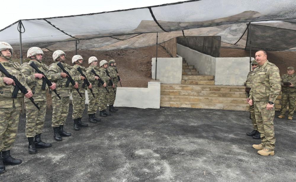Президент Азербайджана, Верховный главнокомандующий Ильхам Алиев ознакомился с оперативной обстановкой в командном пункте управления на передовой  (ФОТО)