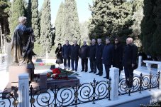 Представители партии «Ени Азербайджан» посетили могилу великого лидера Гейдара Алиева (ФОТО)