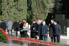 Общественность Азербайджана посещает Аллею почетного захоронения в тринадцатую годовщину кончины Общенационального лидера Гейдара Алиева (ФОТО)