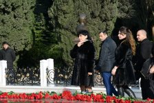 Общественность Азербайджана посещает Аллею почетного захоронения в тринадцатую годовщину кончины Общенационального лидера Гейдара Алиева (ФОТО)