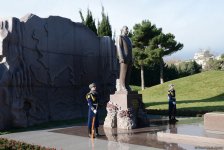Общественность Азербайджана посещает Аллею почетного захоронения в тринадцатую годовщину кончины Общенационального лидера Гейдара Алиева (ФОТО)