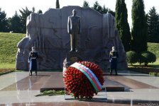 Общественность Азербайджана посещает Аллею почетного захоронения в тринадцатую годовщину кончины Общенационального лидера Гейдара Алиева (ФОТО)