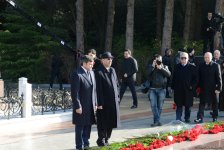 Общественность Азербайджана посещает Аллею почетного захоронения в тринадцатую годовщину кончины Общенационального лидера Гейдара Алиева (ФОТО)