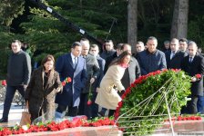 Общественность Азербайджана посещает Аллею почетного захоронения в тринадцатую годовщину кончины Общенационального лидера Гейдара Алиева (ФОТО)