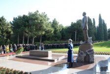 Общественность Азербайджана посещает Аллею почетного захоронения в тринадцатую годовщину кончины Общенационального лидера Гейдара Алиева (ФОТО)