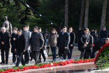 Общественность Азербайджана посещает Аллею почетного захоронения в тринадцатую годовщину кончины Общенационального лидера Гейдара Алиева (ФОТО)