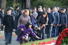 Общественность Азербайджана посещает Аллею почетного захоронения в тринадцатую годовщину кончины Общенационального лидера Гейдара Алиева (ФОТО)