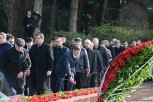 Общественность Азербайджана посещает Аллею почетного захоронения в тринадцатую годовщину кончины Общенационального лидера Гейдара Алиева (ФОТО)