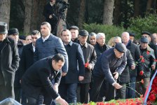 Общественность Азербайджана посещает Аллею почетного захоронения в тринадцатую годовщину кончины Общенационального лидера Гейдара Алиева (ФОТО)
