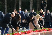Общественность Азербайджана посещает Аллею почетного захоронения в тринадцатую годовщину кончины Общенационального лидера Гейдара Алиева (ФОТО)