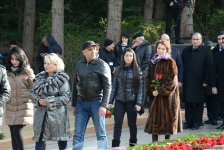 Общественность Азербайджана посещает Аллею почетного захоронения в тринадцатую годовщину кончины Общенационального лидера Гейдара Алиева (ФОТО)