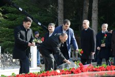 Общественность Азербайджана посещает Аллею почетного захоронения в тринадцатую годовщину кончины Общенационального лидера Гейдара Алиева (ФОТО)