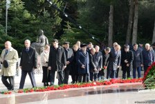 Общественность Азербайджана посещает Аллею почетного захоронения в тринадцатую годовщину кончины Общенационального лидера Гейдара Алиева (ФОТО)