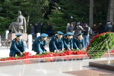Общественность Азербайджана посещает Аллею почетного захоронения в тринадцатую годовщину кончины Общенационального лидера Гейдара Алиева (ФОТО)