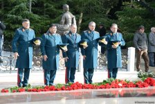 Общественность Азербайджана посещает Аллею почетного захоронения в тринадцатую годовщину кончины Общенационального лидера Гейдара Алиева (ФОТО)