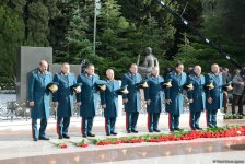 Общественность Азербайджана посещает Аллею почетного захоронения в тринадцатую годовщину кончины Общенационального лидера Гейдара Алиева (ФОТО)