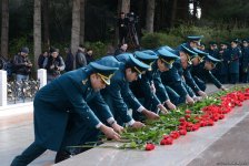 Общественность Азербайджана посещает Аллею почетного захоронения в тринадцатую годовщину кончины Общенационального лидера Гейдара Алиева (ФОТО)