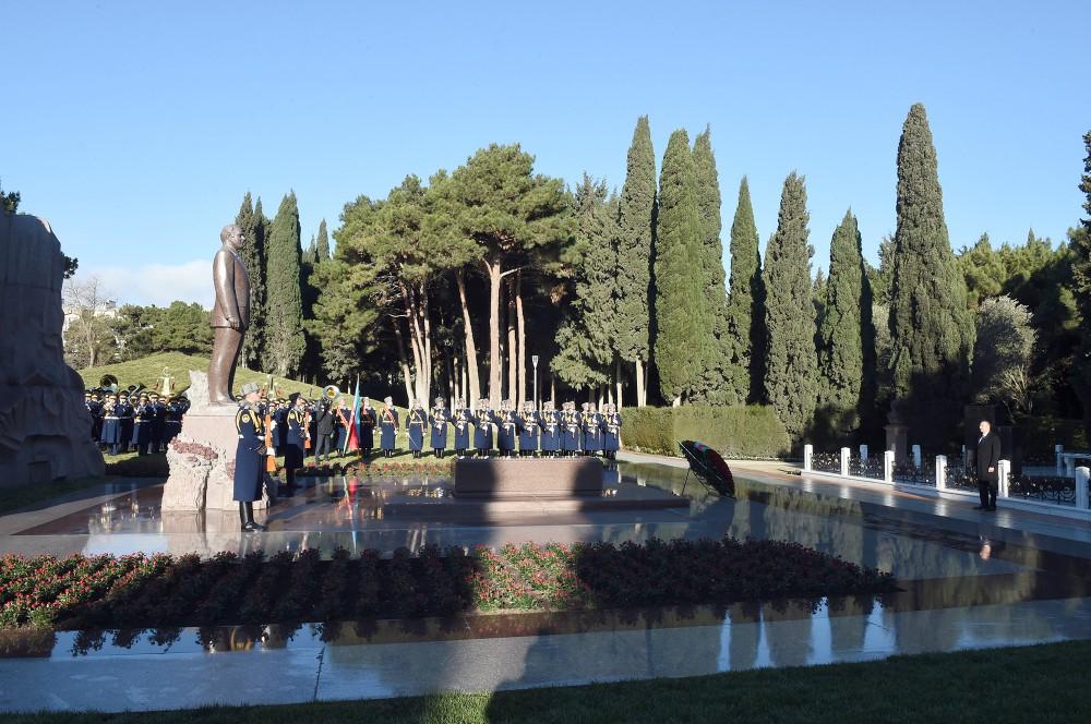 Azerbaijani president, his family pay tribute to national leader Heydar Aliyev (UPDATE-2)