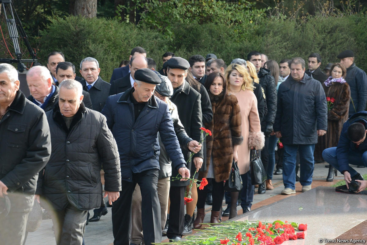Общественность Азербайджана посещает Аллею почетного захоронения в тринадцатую годовщину кончины Общенационального лидера Гейдара Алиева (ФОТО)