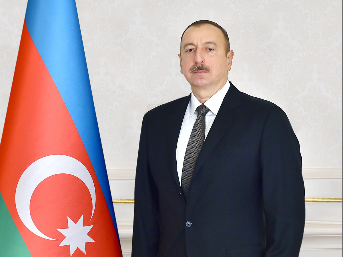 Президент Ильхам Алиев поздравил румынского коллегу