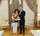 Народная артистка Зейнаб Ханларова удостоена ордена "Гейдар Алиев" (ФОТО)