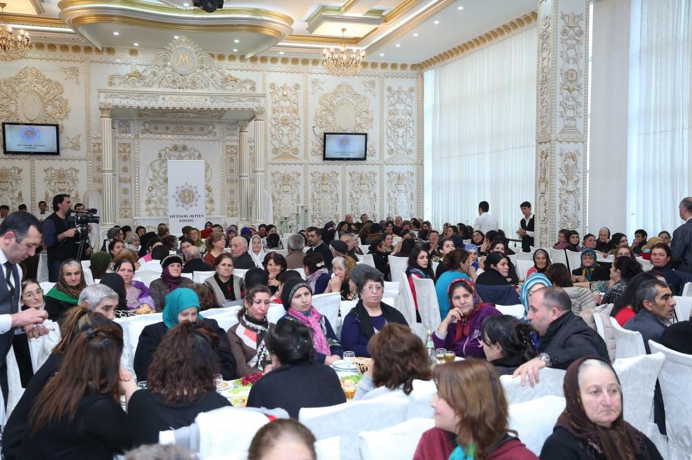 Heydar Aliyev Foundation distributes gifts to low-income families (PHOTO)