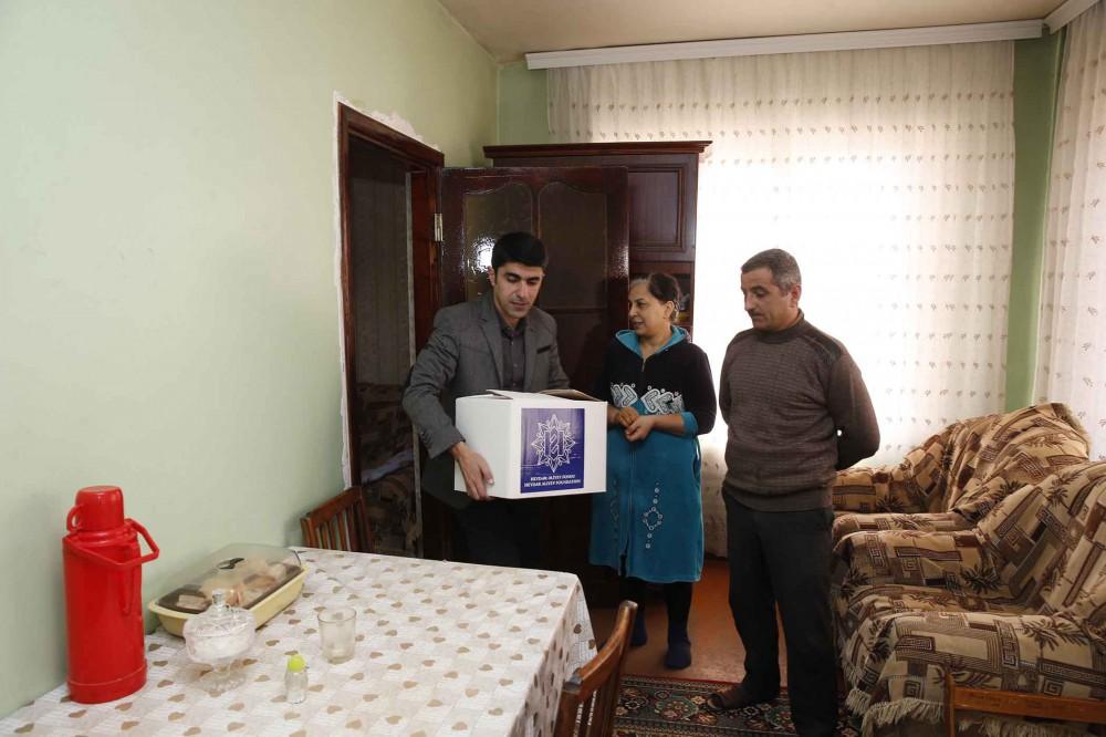 Heydar Aliyev Foundation distributes gifts to low-income families (PHOTO)