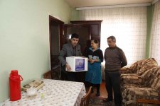 Heydar Aliyev Foundation distributes gifts to low-income families (PHOTO)