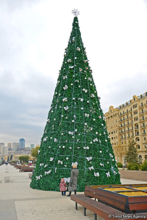 Праздничная атмосфера в Баку (ФОТО)