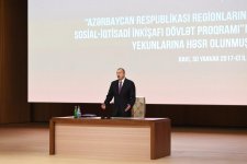 Президент Ильхам Алиев принял участие в конференции в рамках Госпрограммы социально-экономического развития регионов Азербайджана  (ФОТО)