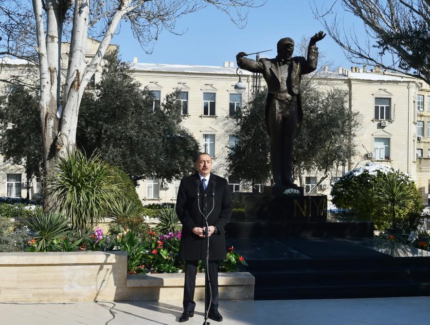Ilham Aliyev unveils monument to maestro Niyazi (PHOTO)